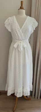 Robe Sandrine longue blanche broderie anglaise - vue face - Coka Collection