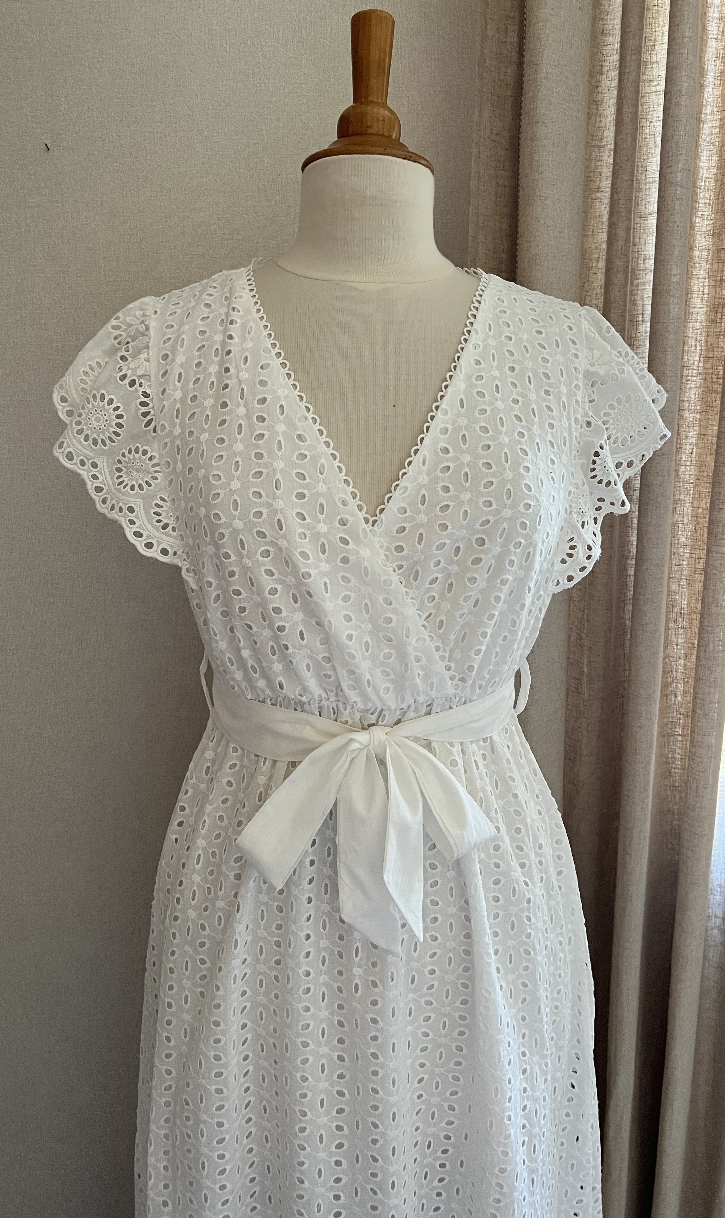 Robe Sandrine longue blanche broderie anglaise - vue face - Coka Collection