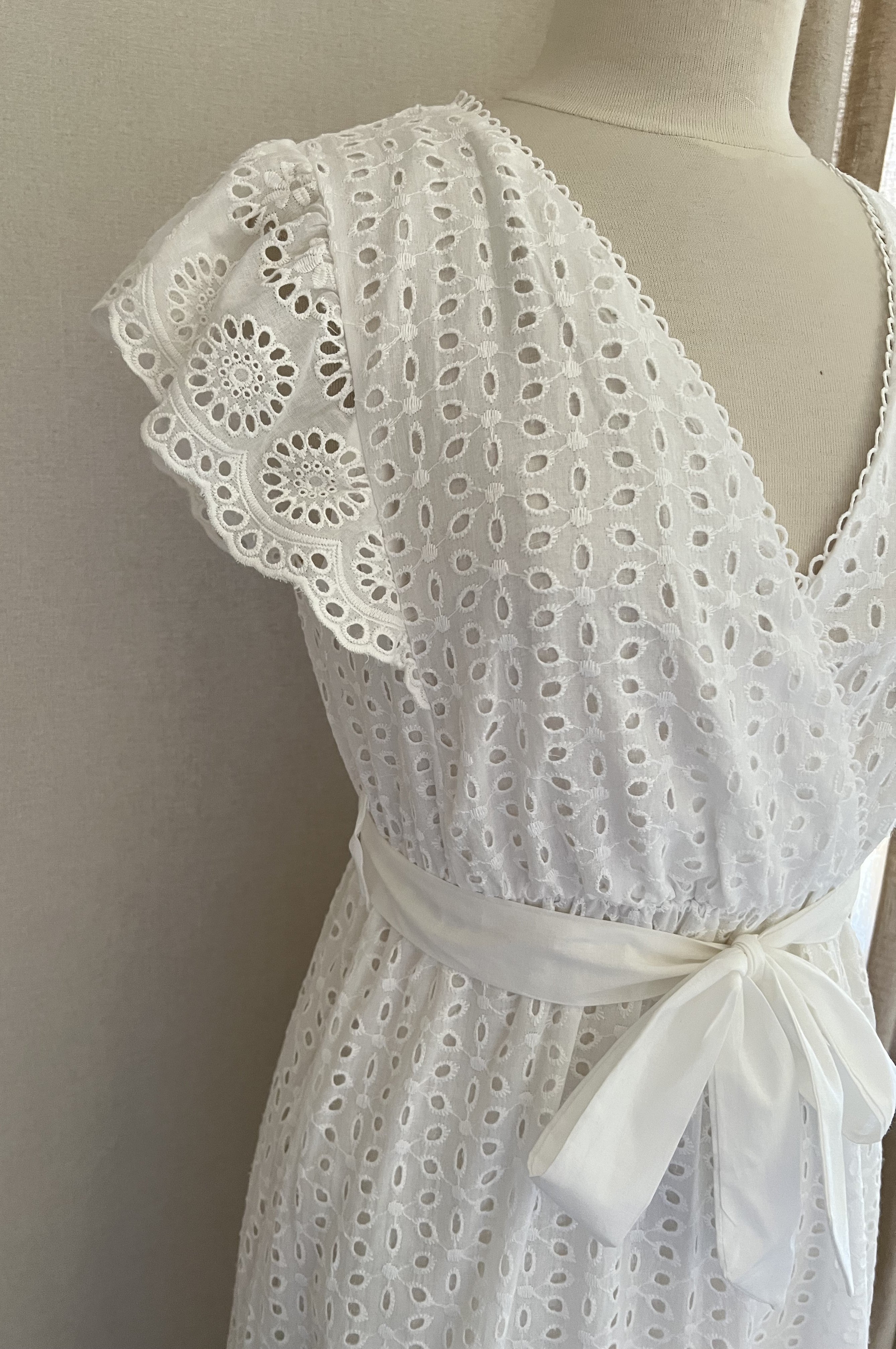 Robe Sandrine longue blanche broderie anglaise - détail tissu - Coka Collection