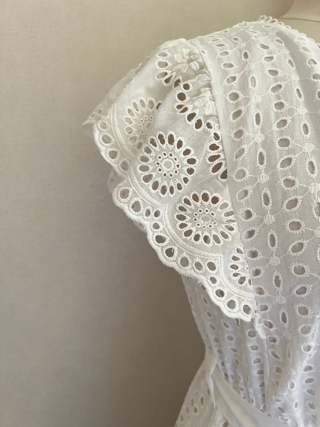 Robe Sandrine longue blanche broderie anglaise - détail manches volantées - Coka Collection