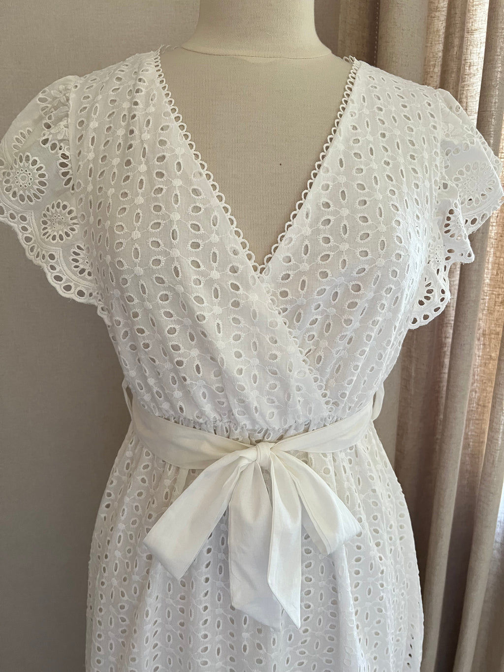 Robe Sandrine longue blanche broderie anglaise - détail décolleté croisé - Coka Collection