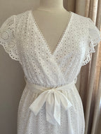 Robe Sandrine longue blanche broderie anglaise - détail décolleté croisé - Coka Collection