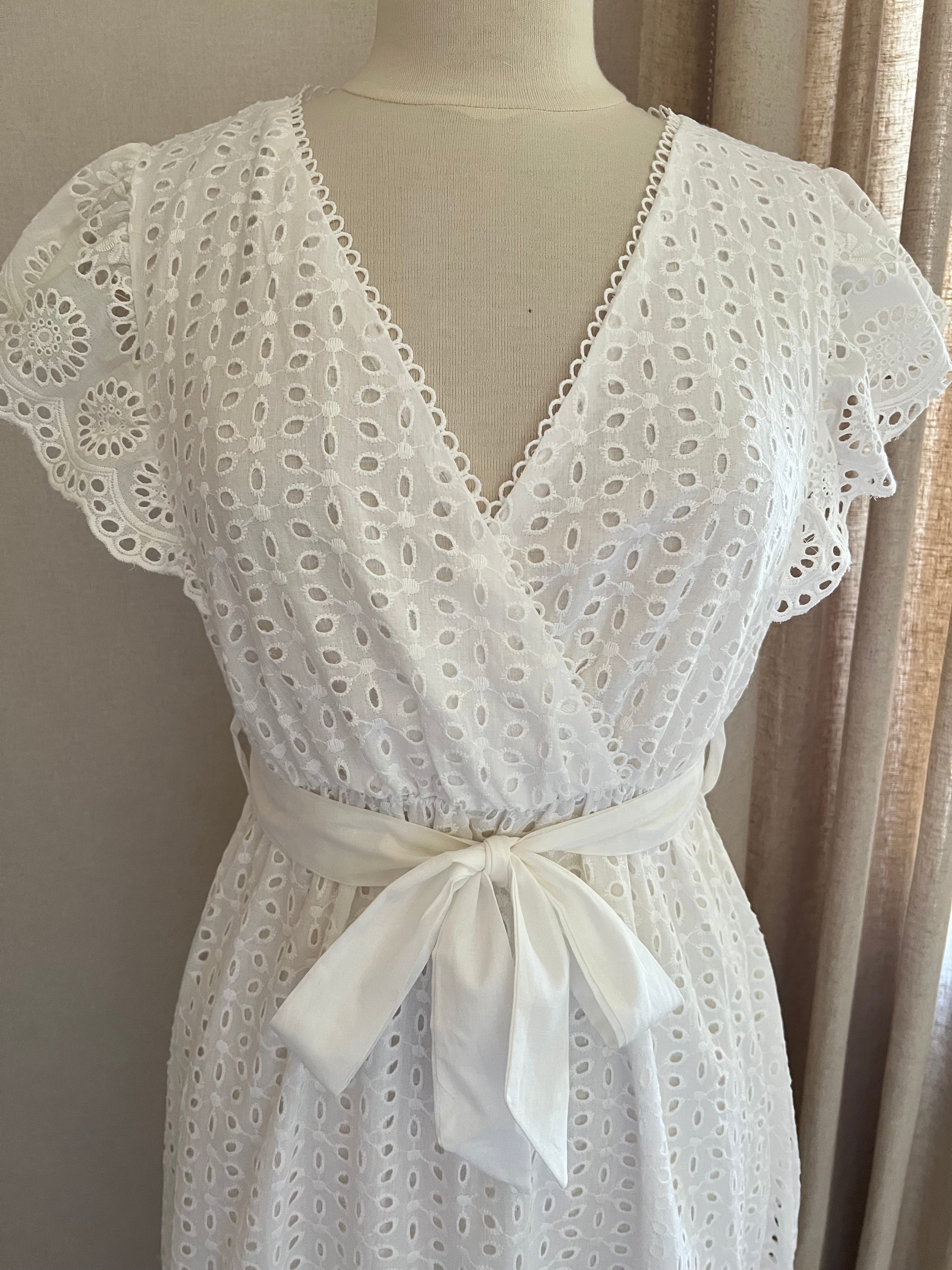 Robe Sandrine longue blanche broderie anglaise - détail décolleté croisé - Coka Collection