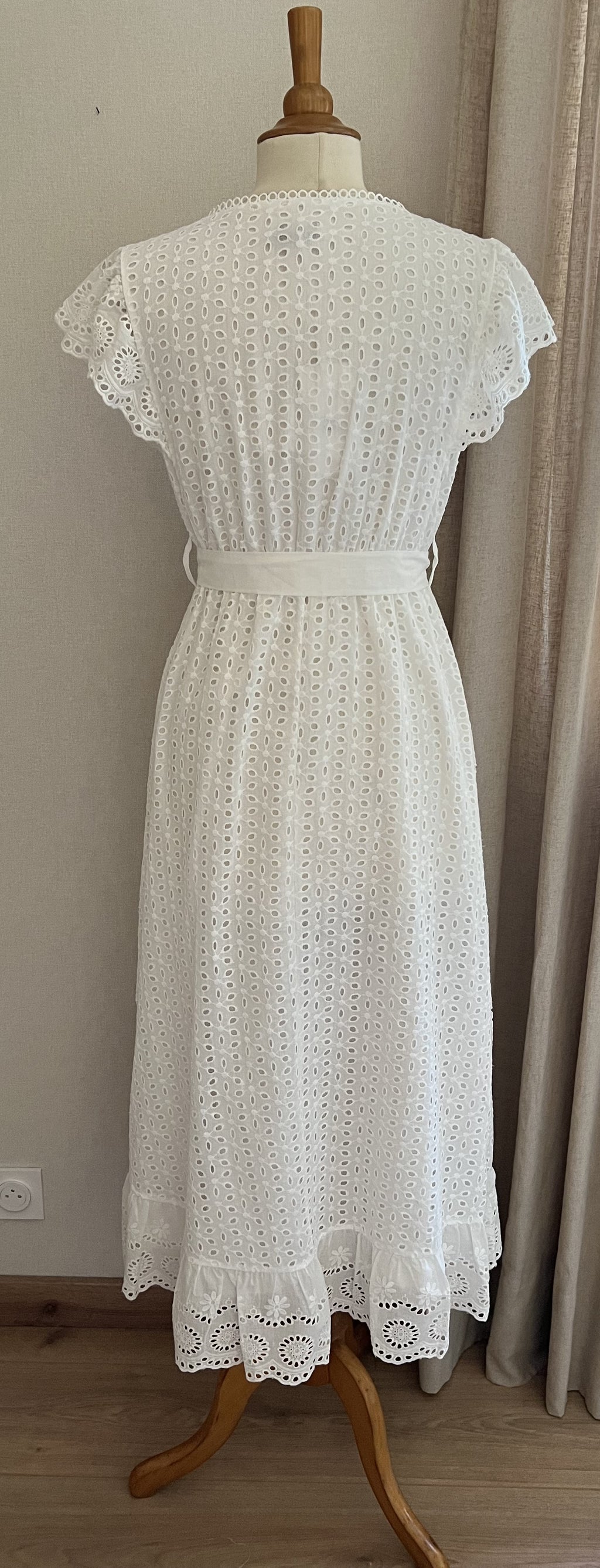 Robe Sandrine longue blanche broderie anglaise - vue de dos - Coka Collection