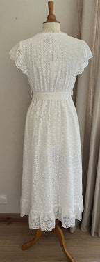 Robe Sandrine longue blanche broderie anglaise - vue de dos - Coka Collection