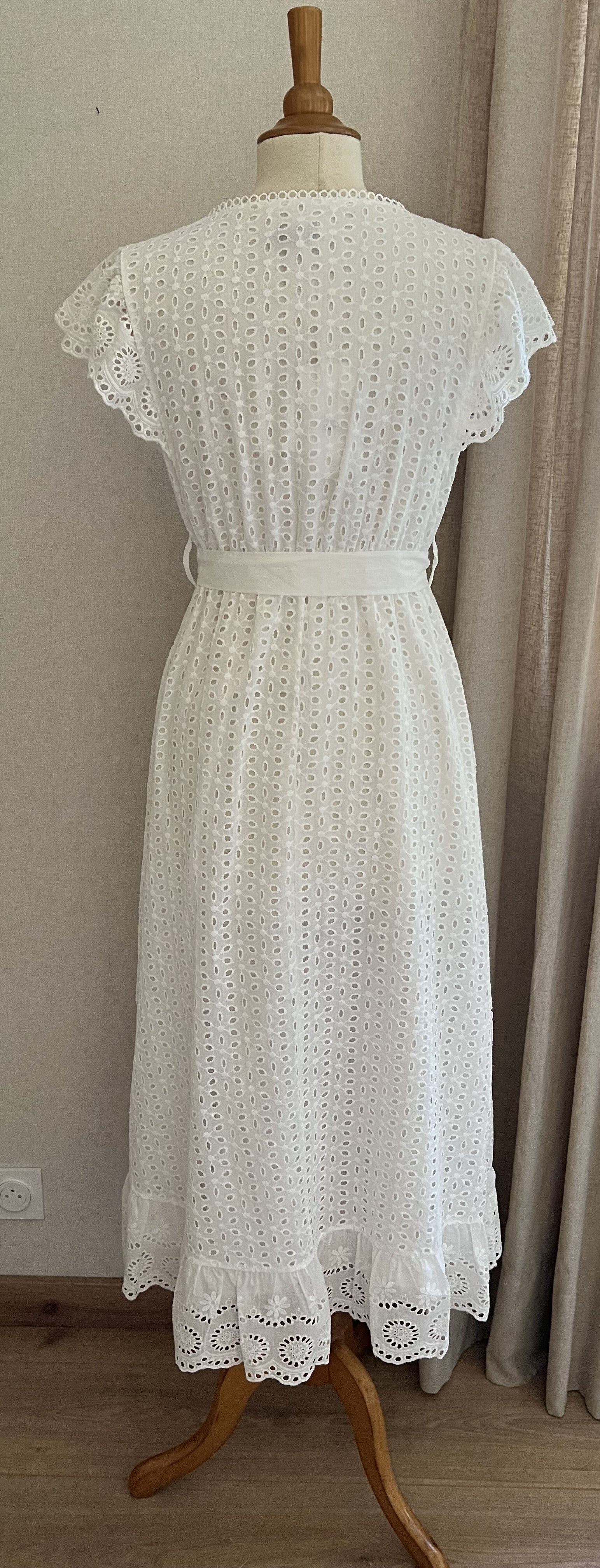 Robe Sandrine longue blanche broderie anglaise - vue de dos - Coka Collection