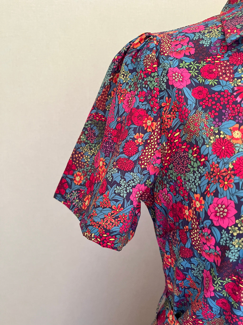 Robe Emilie fleurie In April 1986 - Détail manche | Coka Collection
