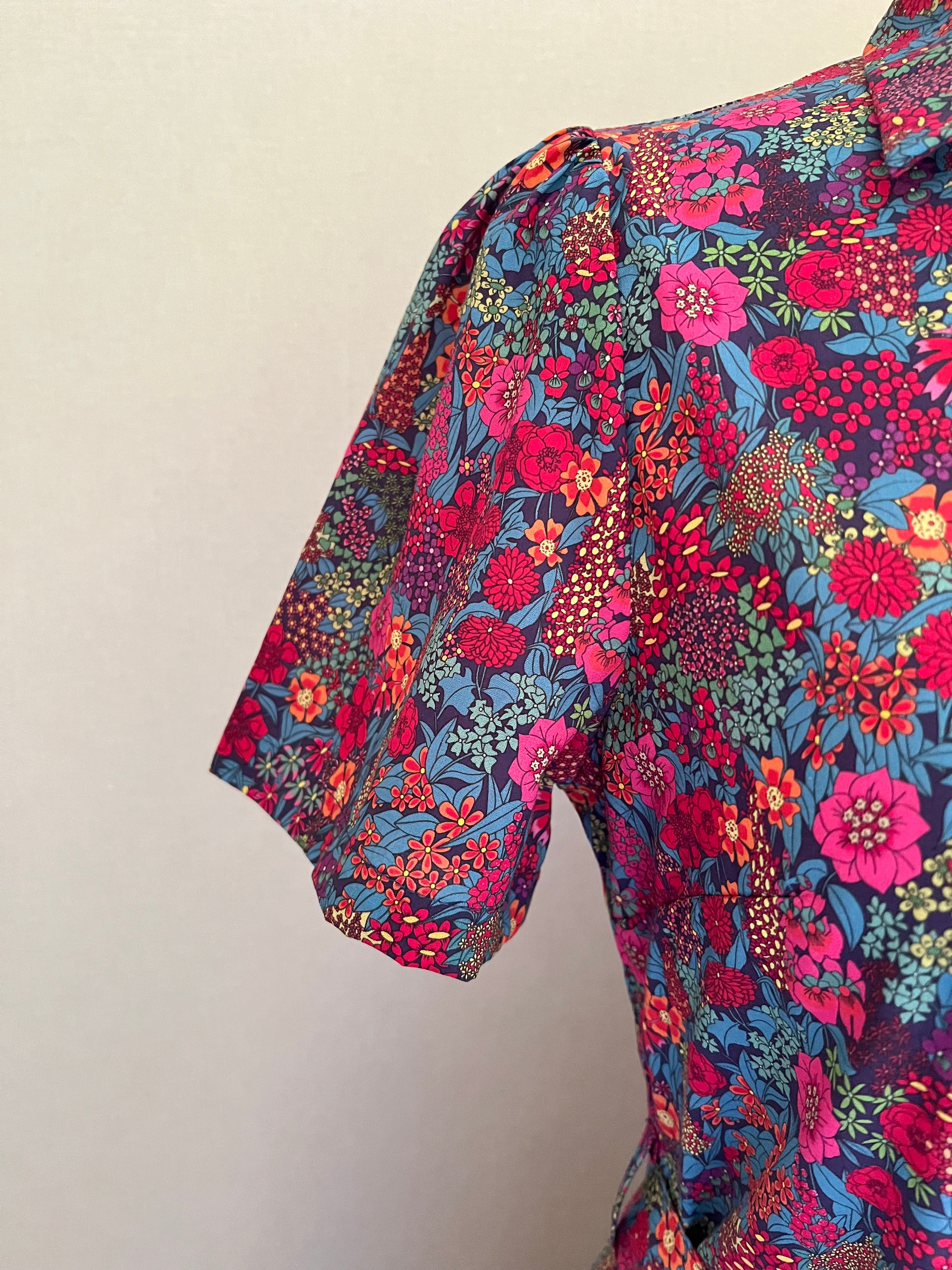 Robe Emilie fleurie In April 1986 - Détail manche | Coka Collection