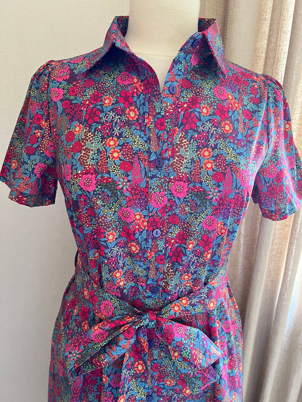 Robe Emilie fleurie In April 1986 - Détail col boutons ceinture | Coka Collection