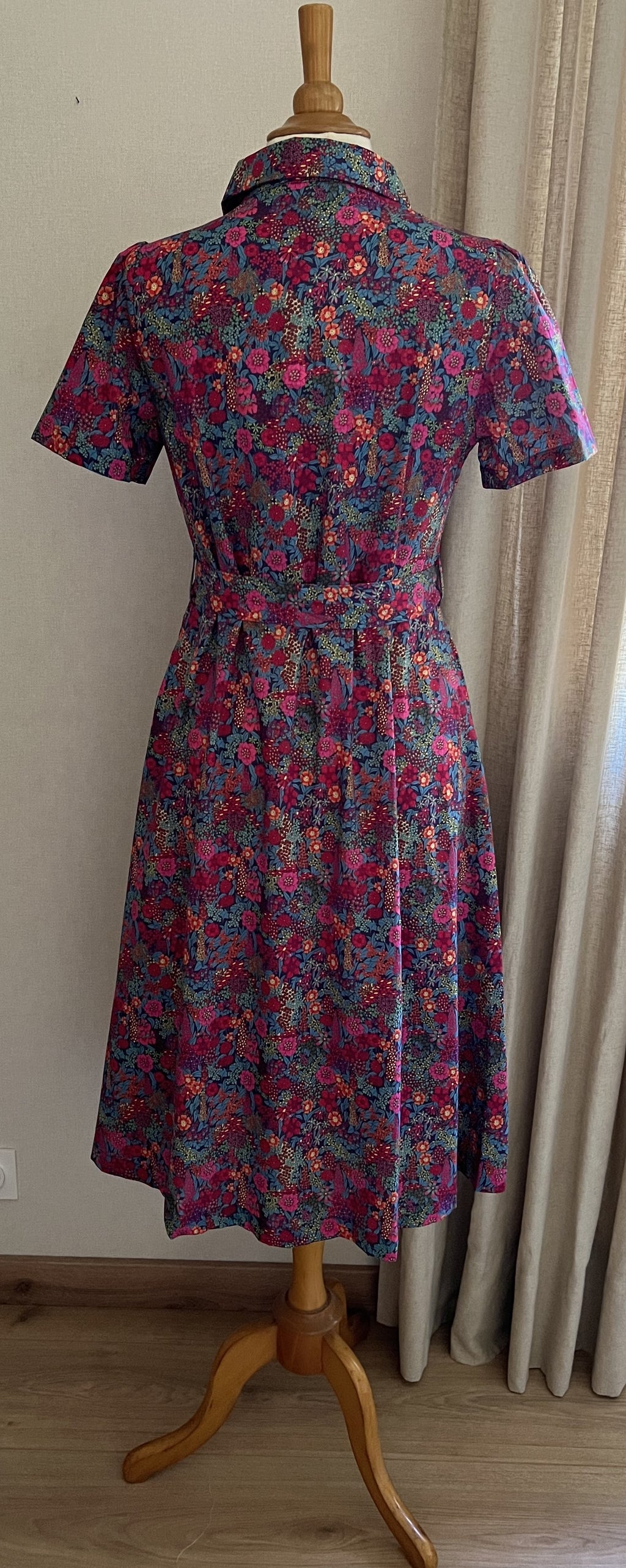 Robe Emilie fleurie In April 1986 - Vue de dos | Coka Collection
