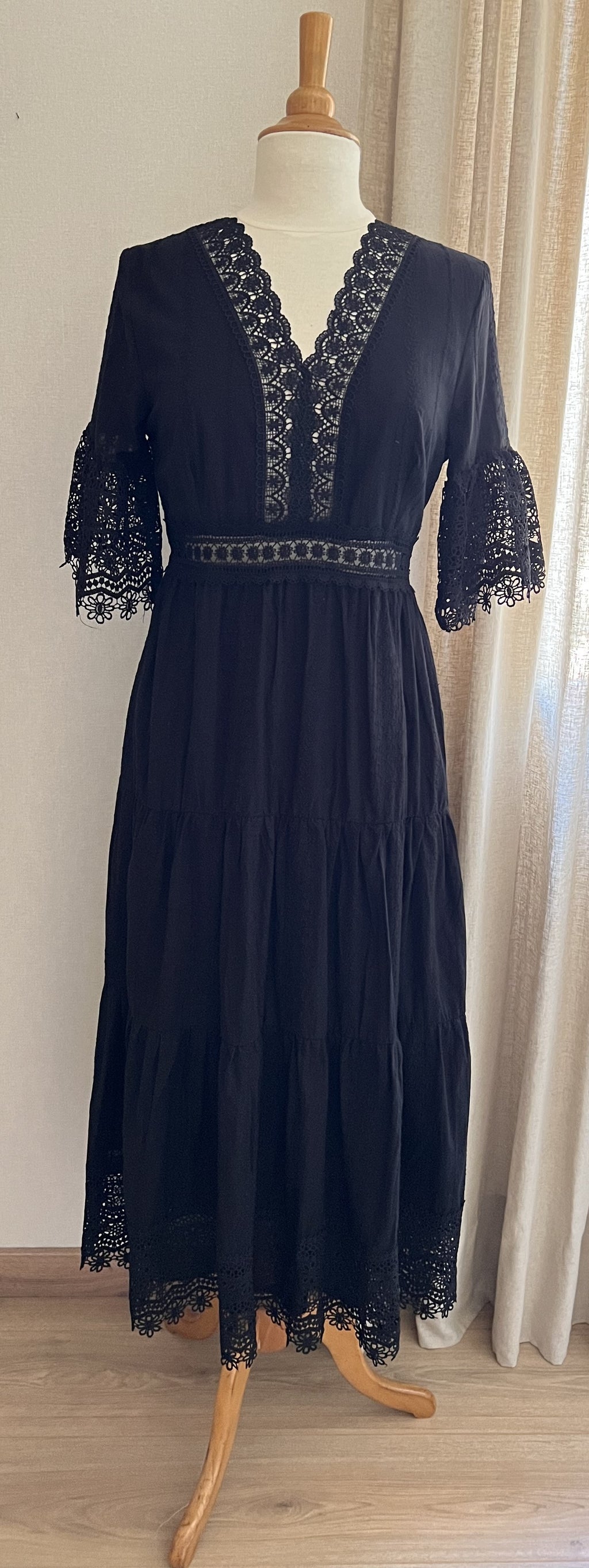 Robe Emilie longue noire en dentelle - vue face - Coka Collection