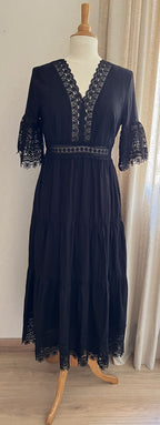 Robe Emilie longue noire en dentelle - vue face - Coka Collection