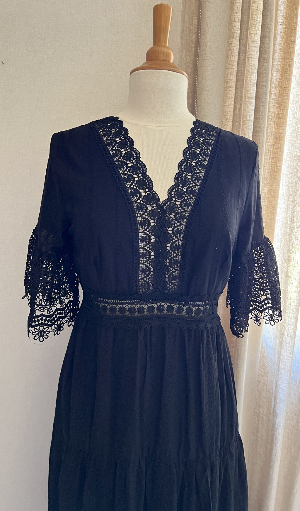 Robe Emilie longue noire en dentelle - vue face - Coka Collection
