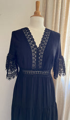 Robe Emilie longue noire en dentelle - vue face - Coka Collection