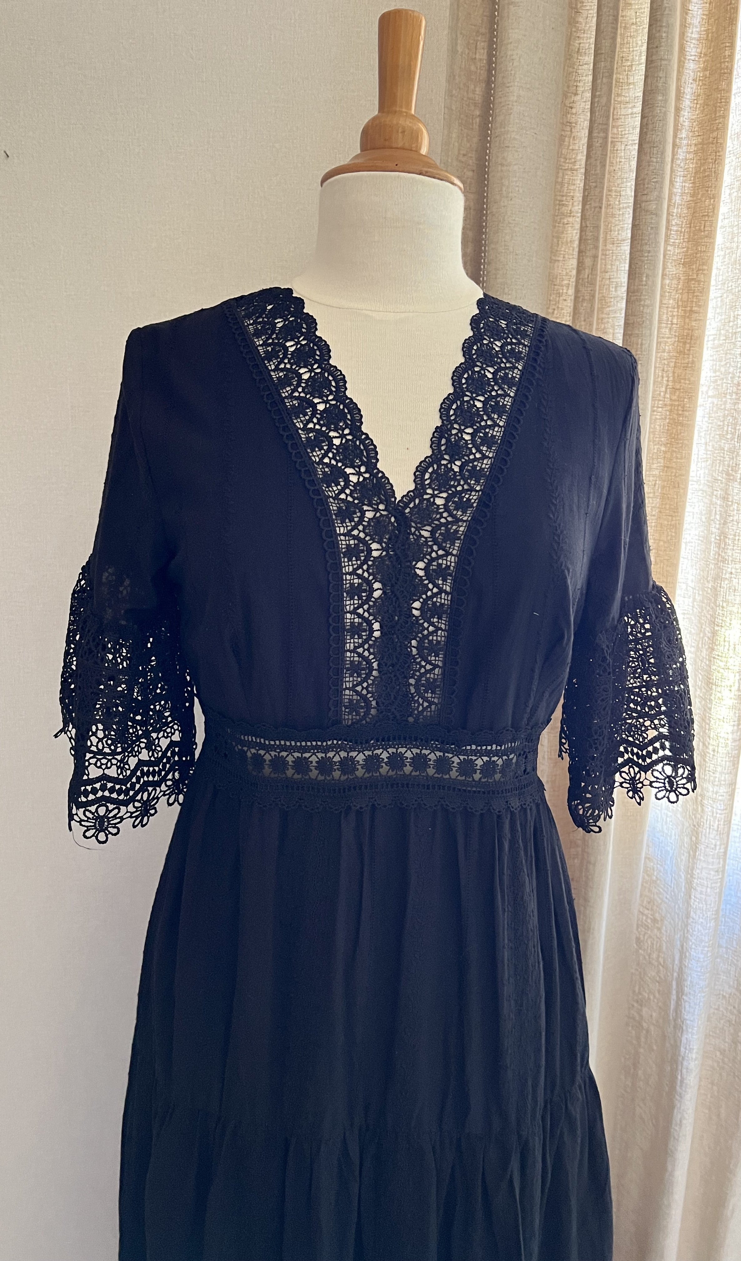 Robe Emilie longue noire en dentelle - vue face - Coka Collection