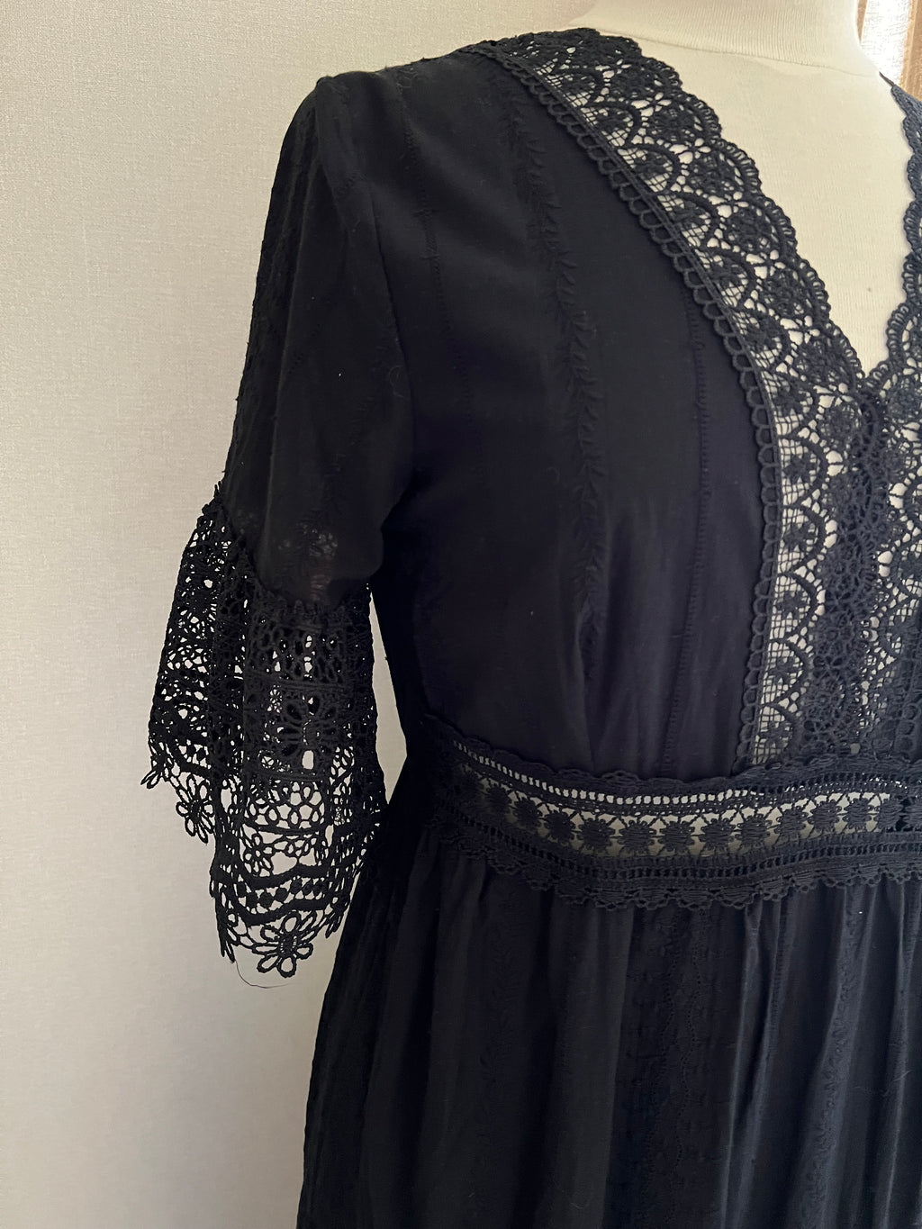 Robe Emilie longue noire en dentelle - détail tissu - Coka Collection