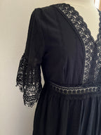 Robe Emilie longue noire en dentelle - détail tissu - Coka Collection
