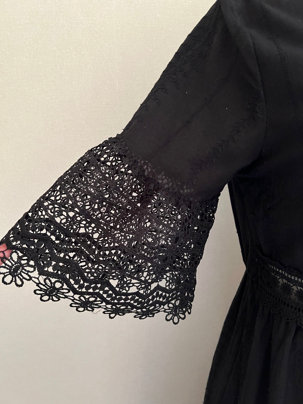 Robe Emilie longue noire en dentelle - détail manche - Coka Collection
