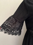 Robe Emilie longue noire en dentelle - détail manche - Coka Collection