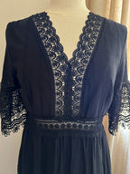 Robe Emilie longue noire en dentelle - détail décolleté V en dentelle - Coka Collection