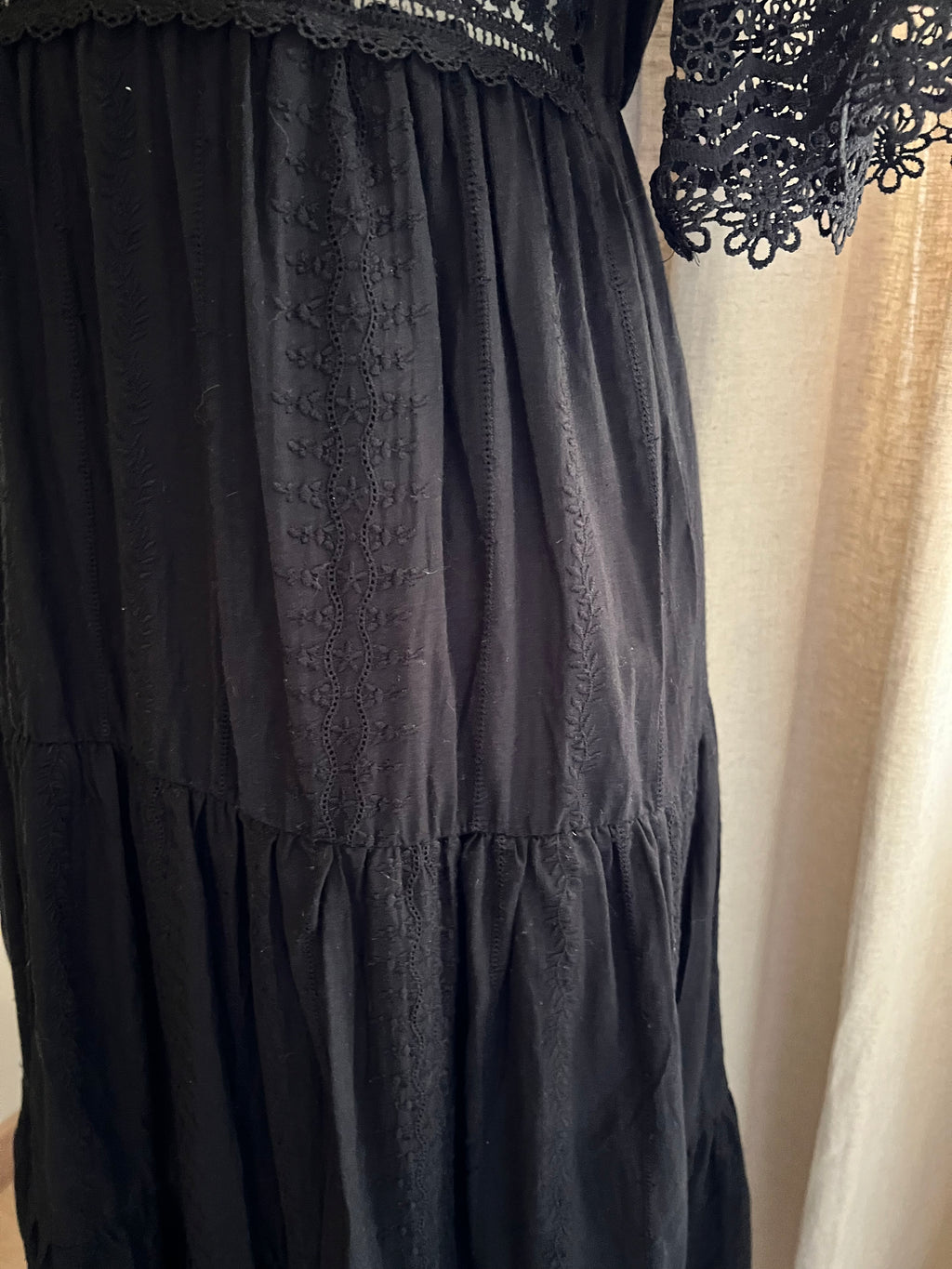 Robe Emilie longue noire en dentelle - détail broderie - Coka Collection