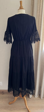 Robe Emilie longue noire en dentelle - vue de dos - Coka Collection