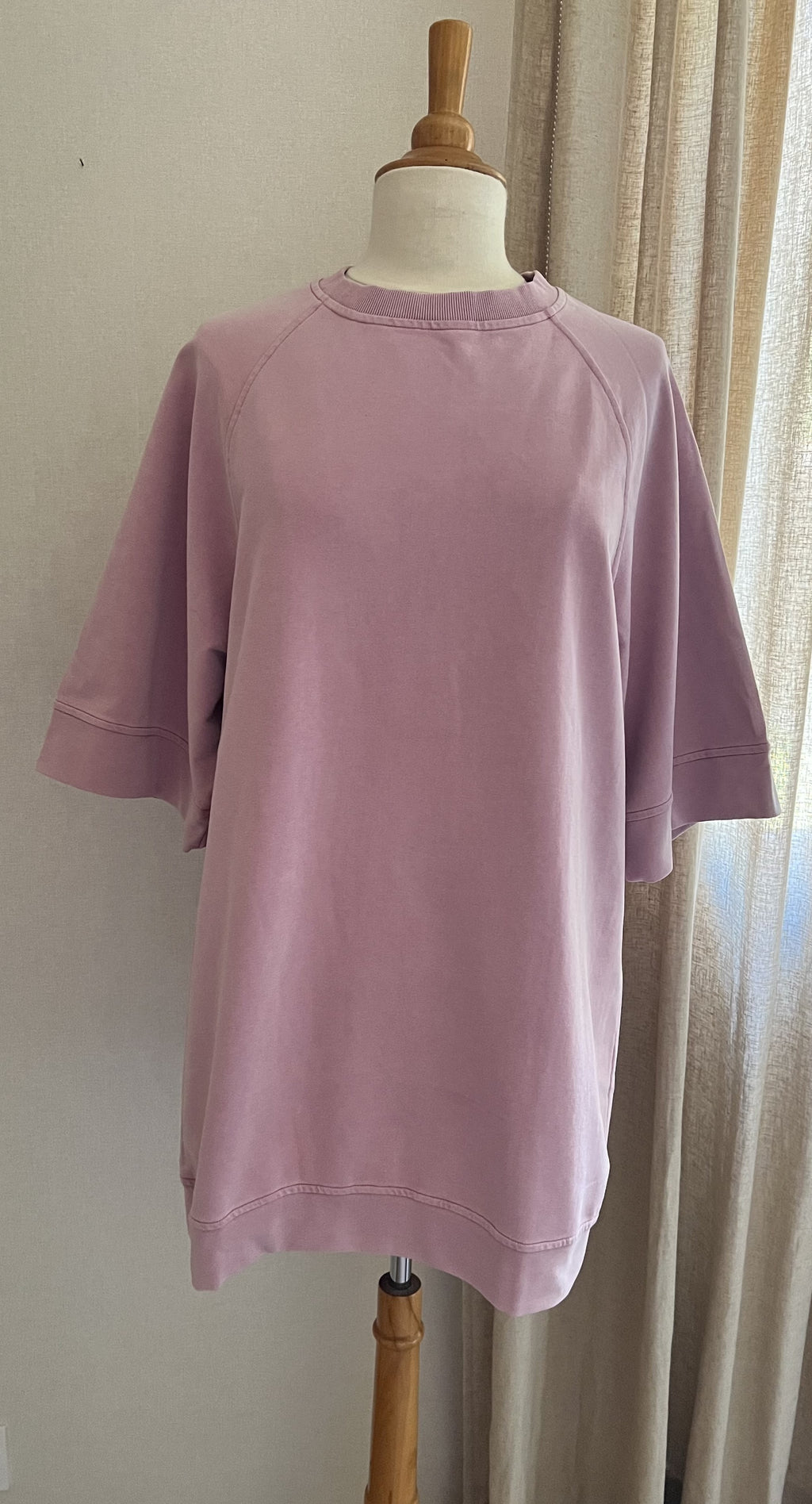 Robe sweat rose Lisa manches courtes vue de face - Coka Collection