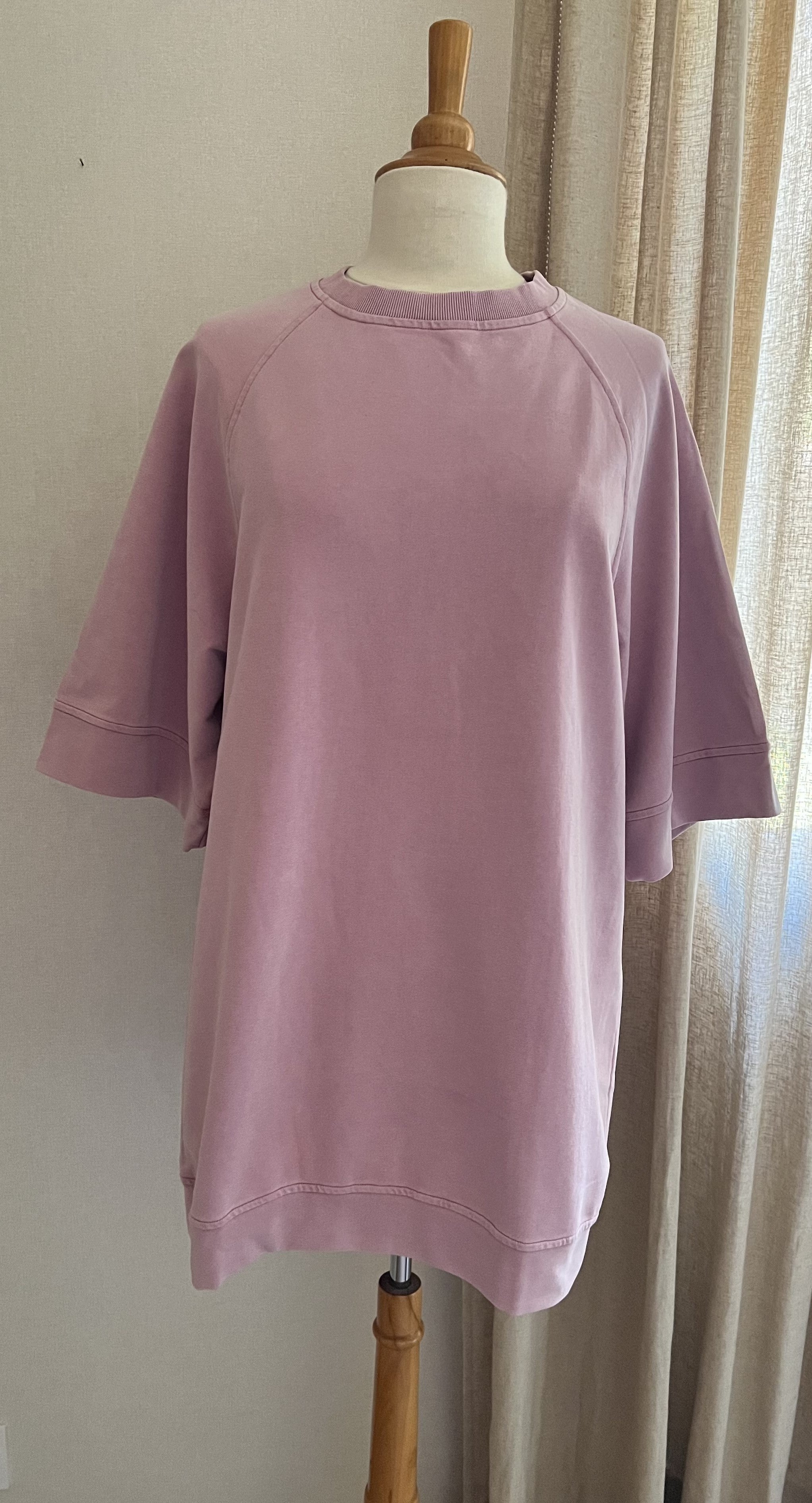Robe sweat rose Lisa manches courtes vue de face - Coka Collection