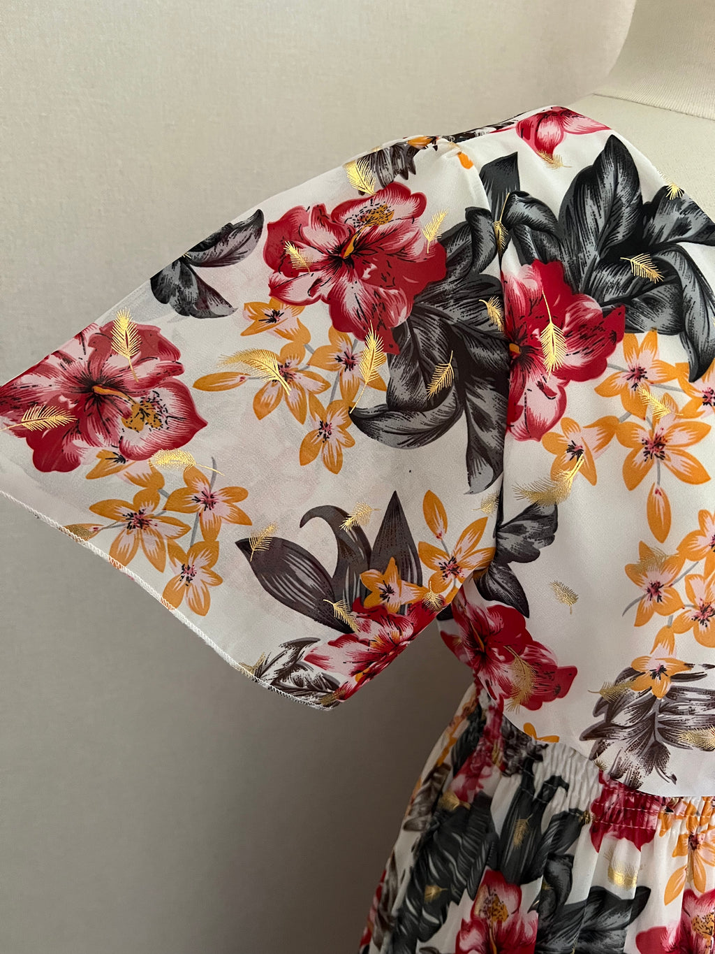 Robe Marion longue fleurie blanche - détail manche - Coka Collection