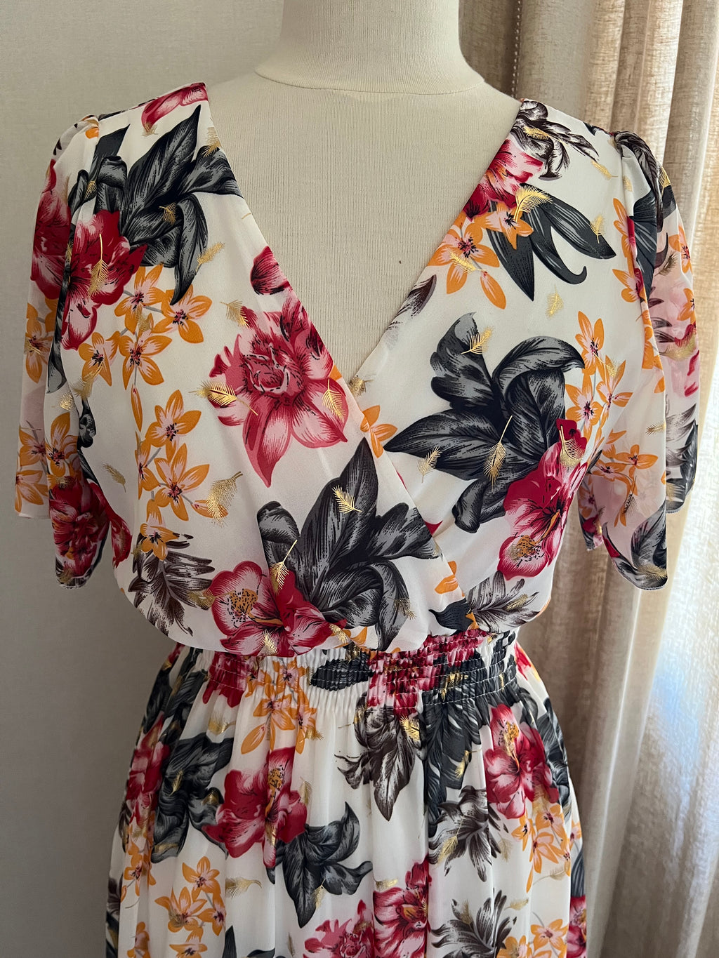 Robe Marion longue fleurie blanche - détail décolleté croisé - Coka Collection