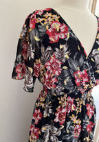 Robe Marion longue fleurie noire - détail imprimé floral - Coka Collection