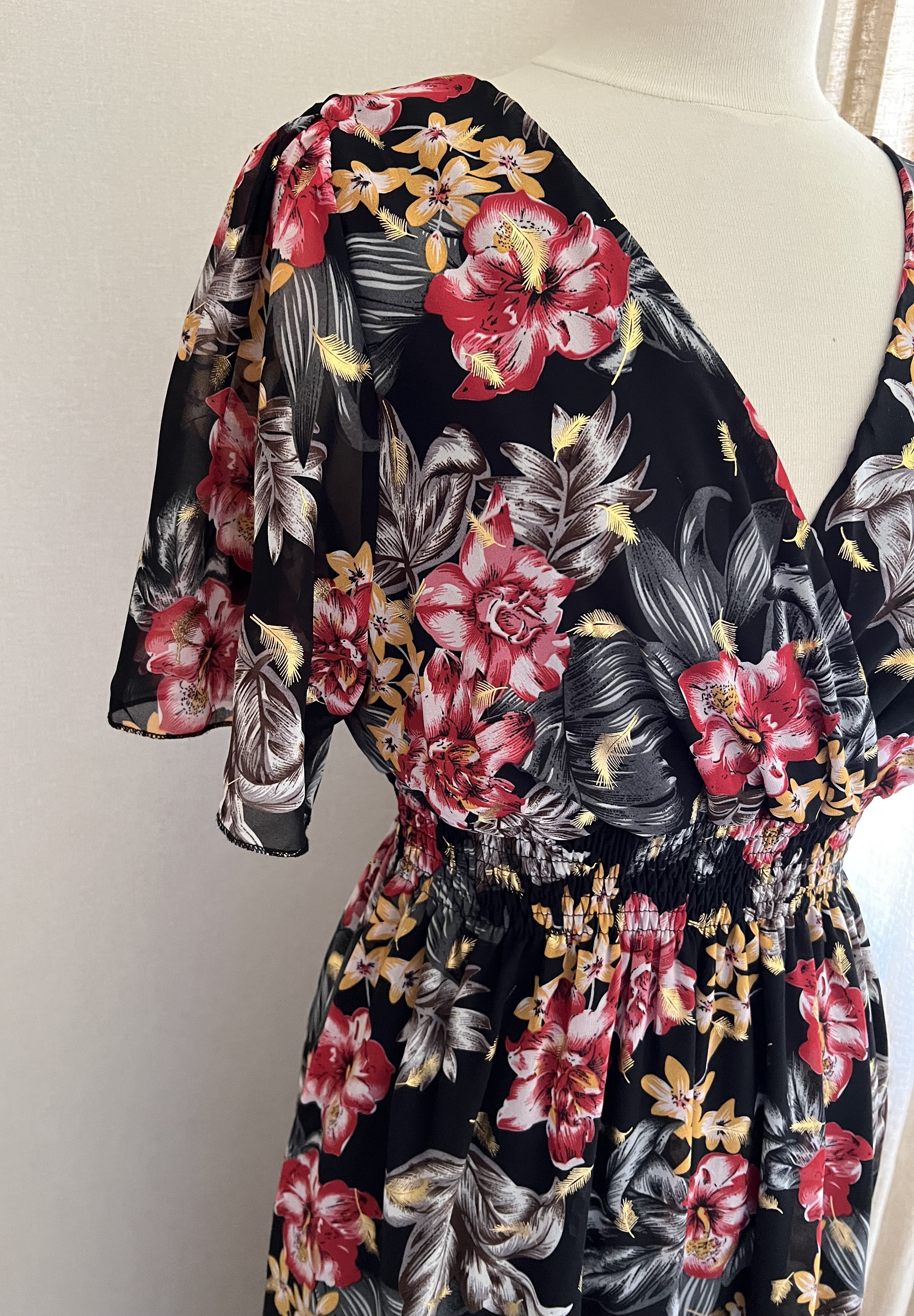 Robe Marion longue fleurie noire - détail imprimé floral - Coka Collection