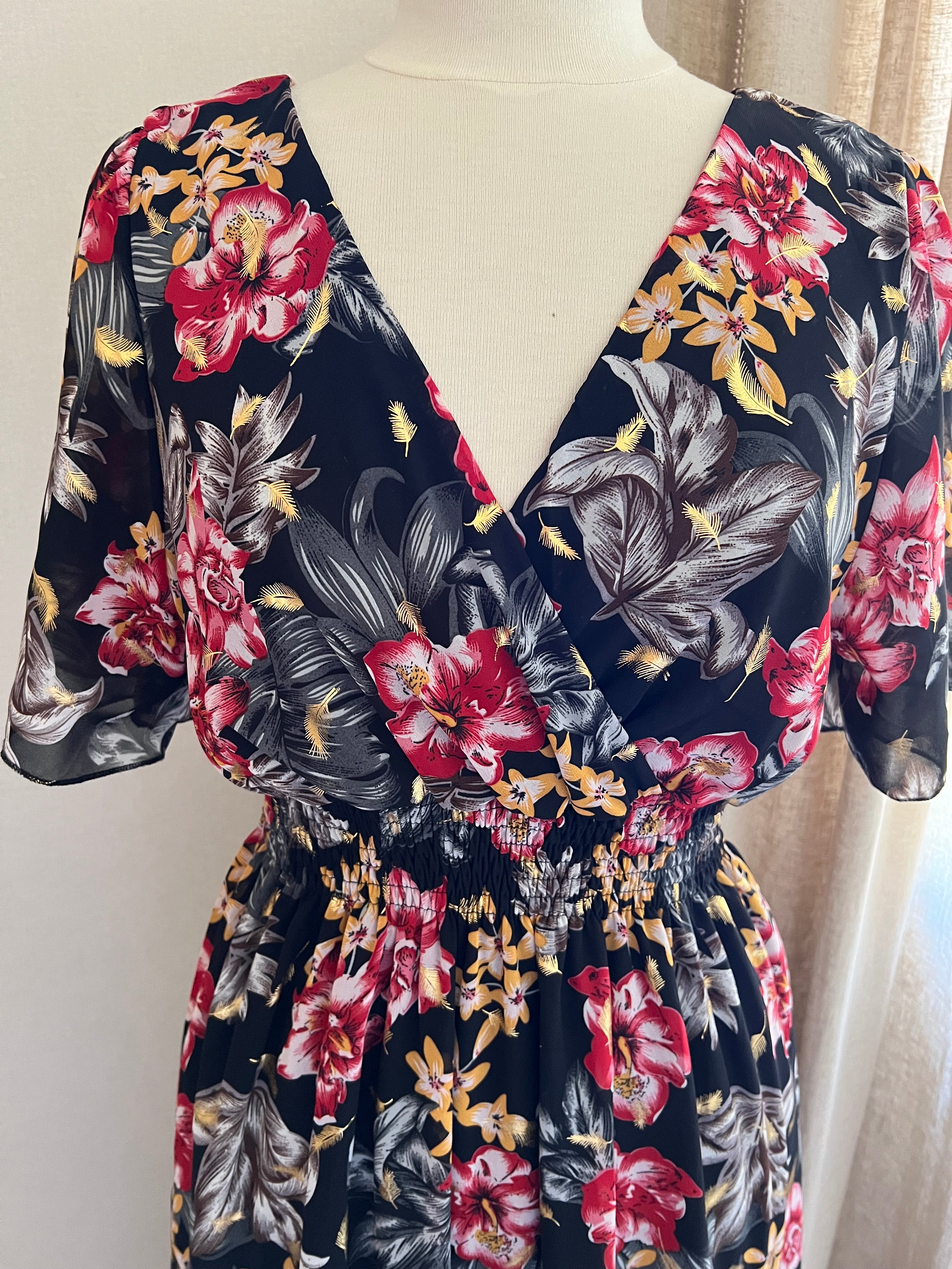 Robe Marion longue fleurie noire - détail décolleté croisé - Coka Collection