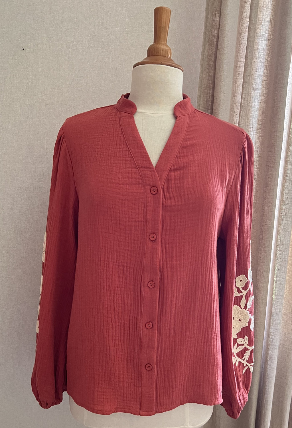 Blouse Sidonie orange brique – vue de face, encolure en V et coupe fluide | Coka Collection