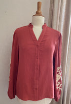 Blouse Sidonie orange brique – vue de face, encolure en V et coupe fluide | Coka Collection