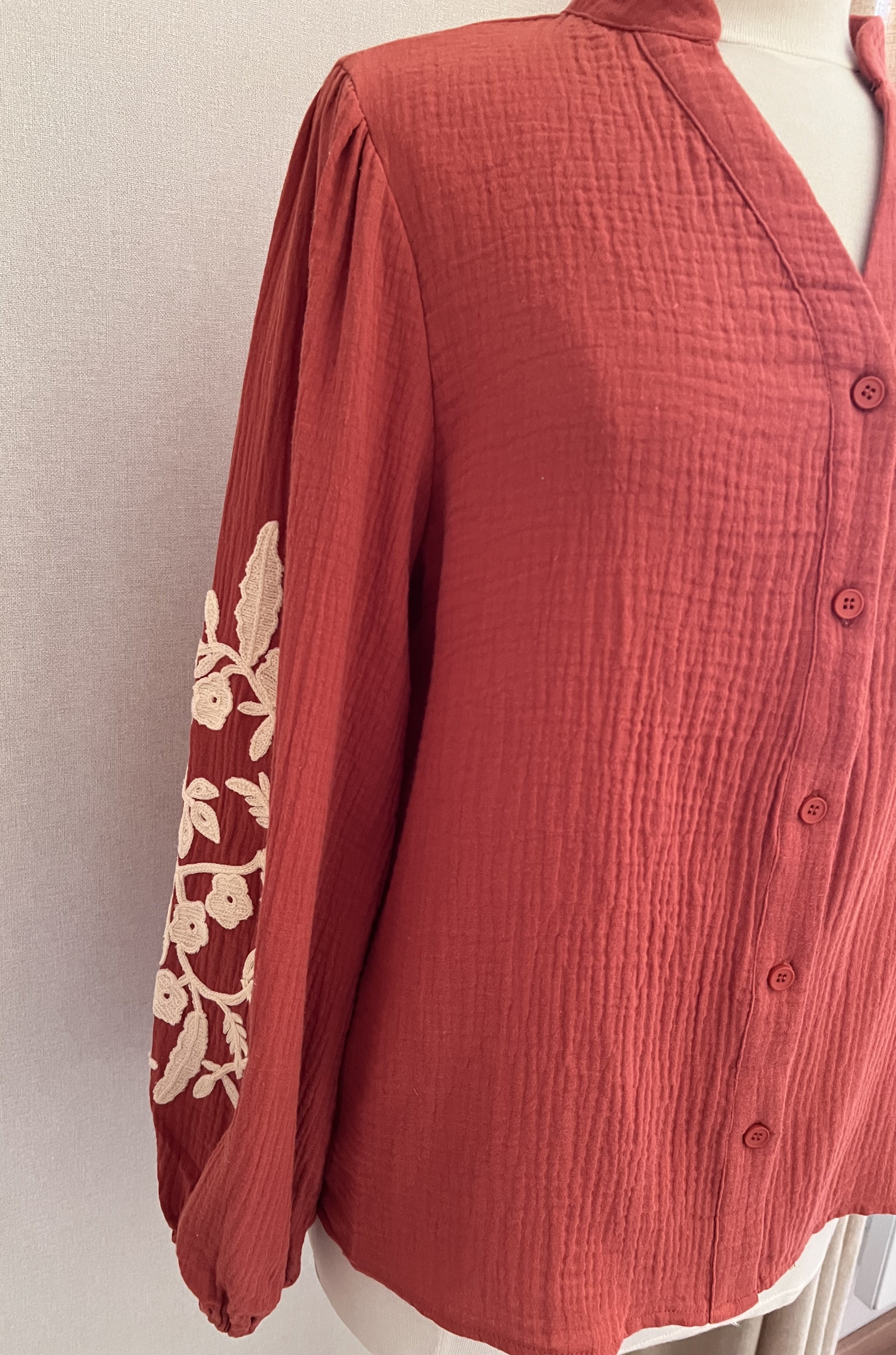 Blouse Sidonie – détail broderies contrastantes sur les manches | Coka Collection