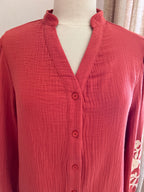 Blouse Sidonie – détail encolure en V et patte de boutonnage | Coka Collection