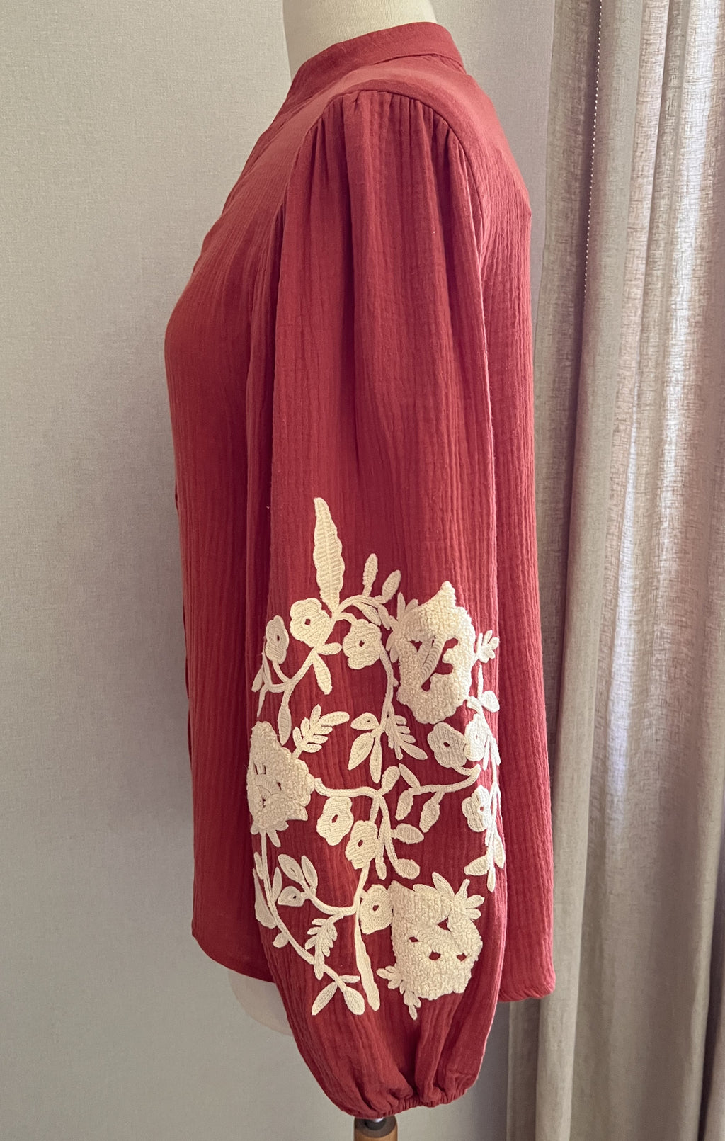 Blouse Sidonie – détail broderies contrastantes sur les manches | Coka Collection