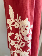Blouse Sidonie – détail poignets resserrés et broderies | Coka Collection