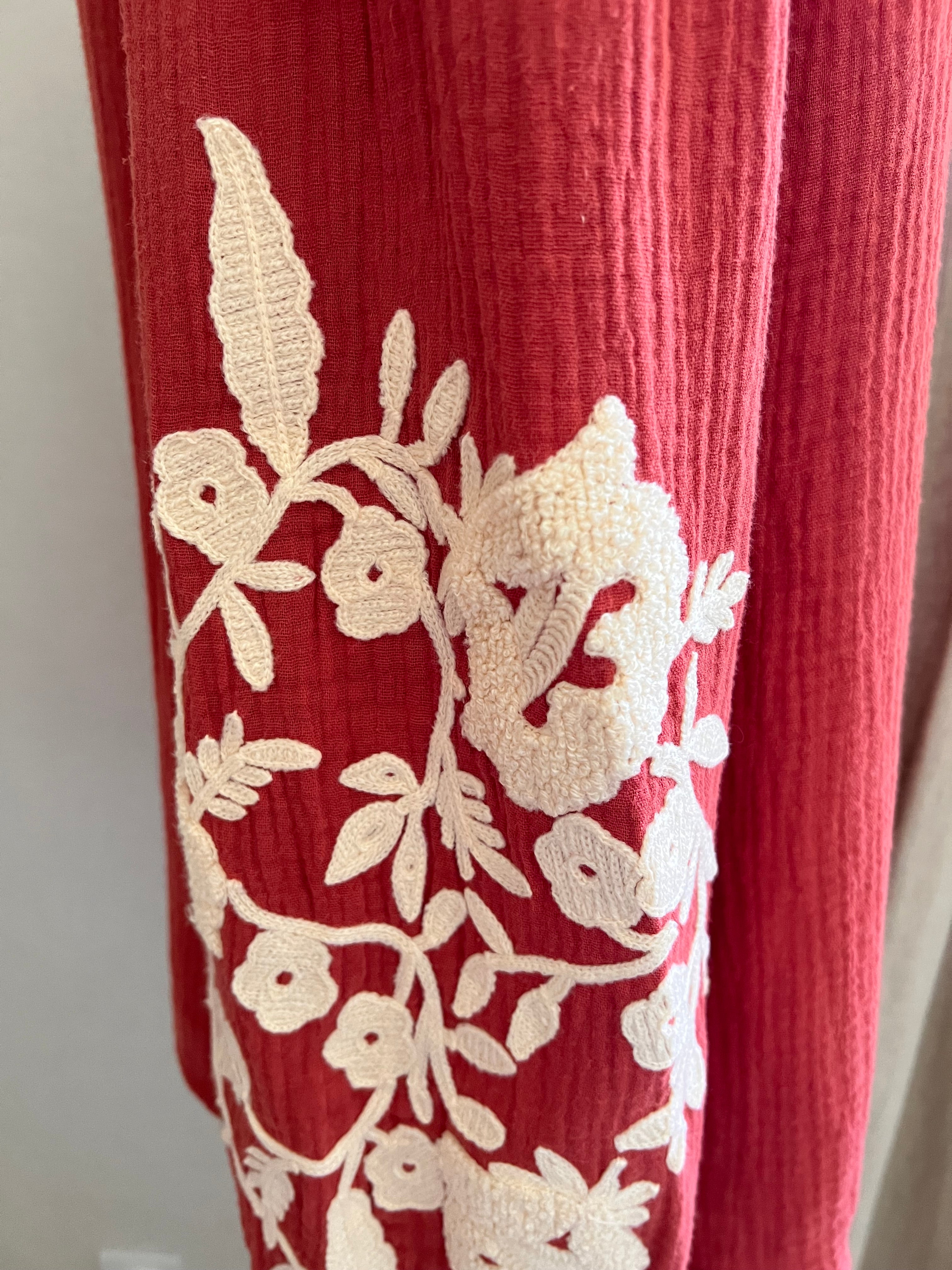 Blouse Sidonie – détail poignets resserrés et broderies | Coka Collection
