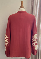 Blouse Sidonie orange brique – vue de dos, tombé gaze de coton | Coka Collection
