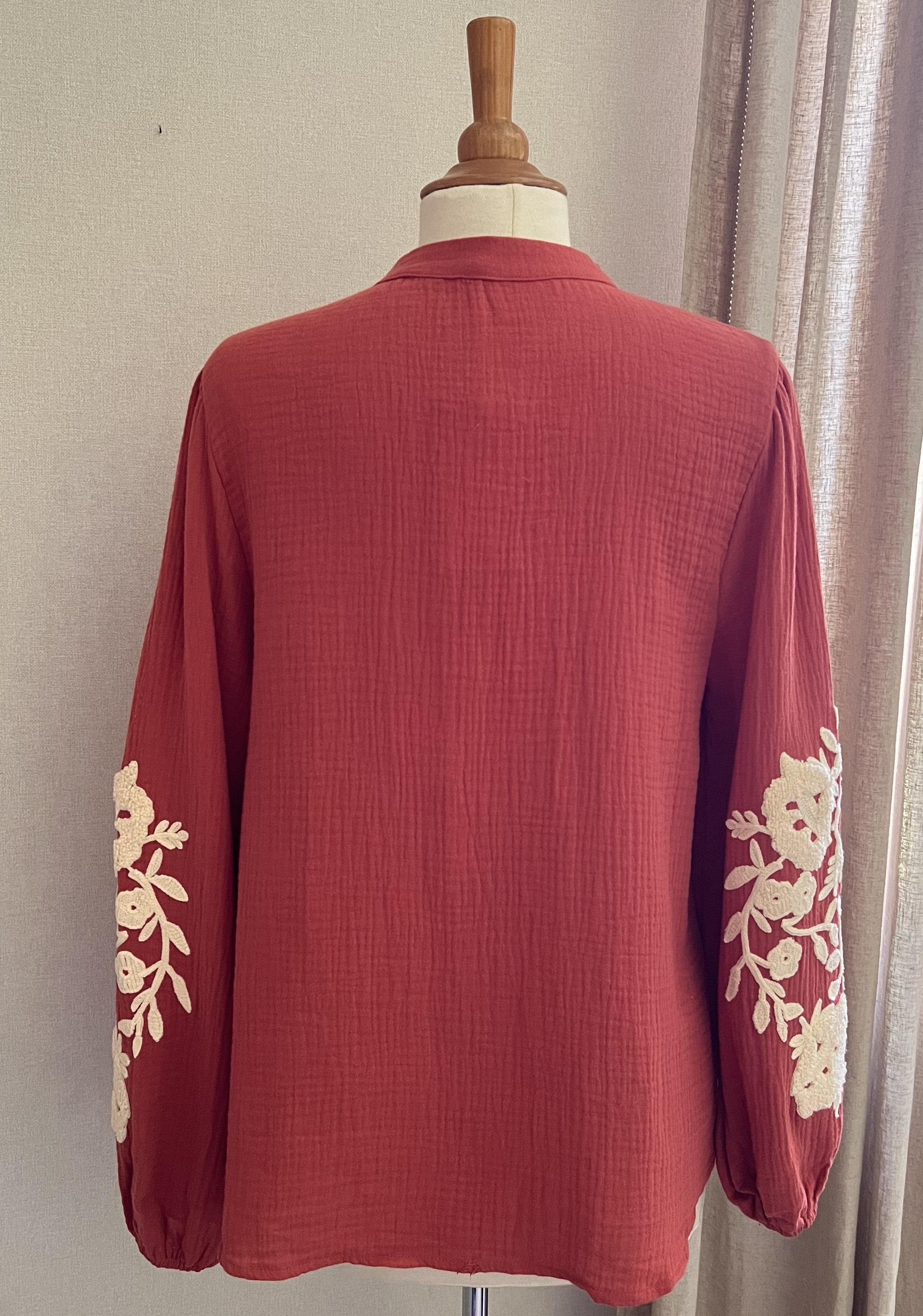 Blouse Sidonie orange brique – vue de dos, tombé gaze de coton | Coka Collection