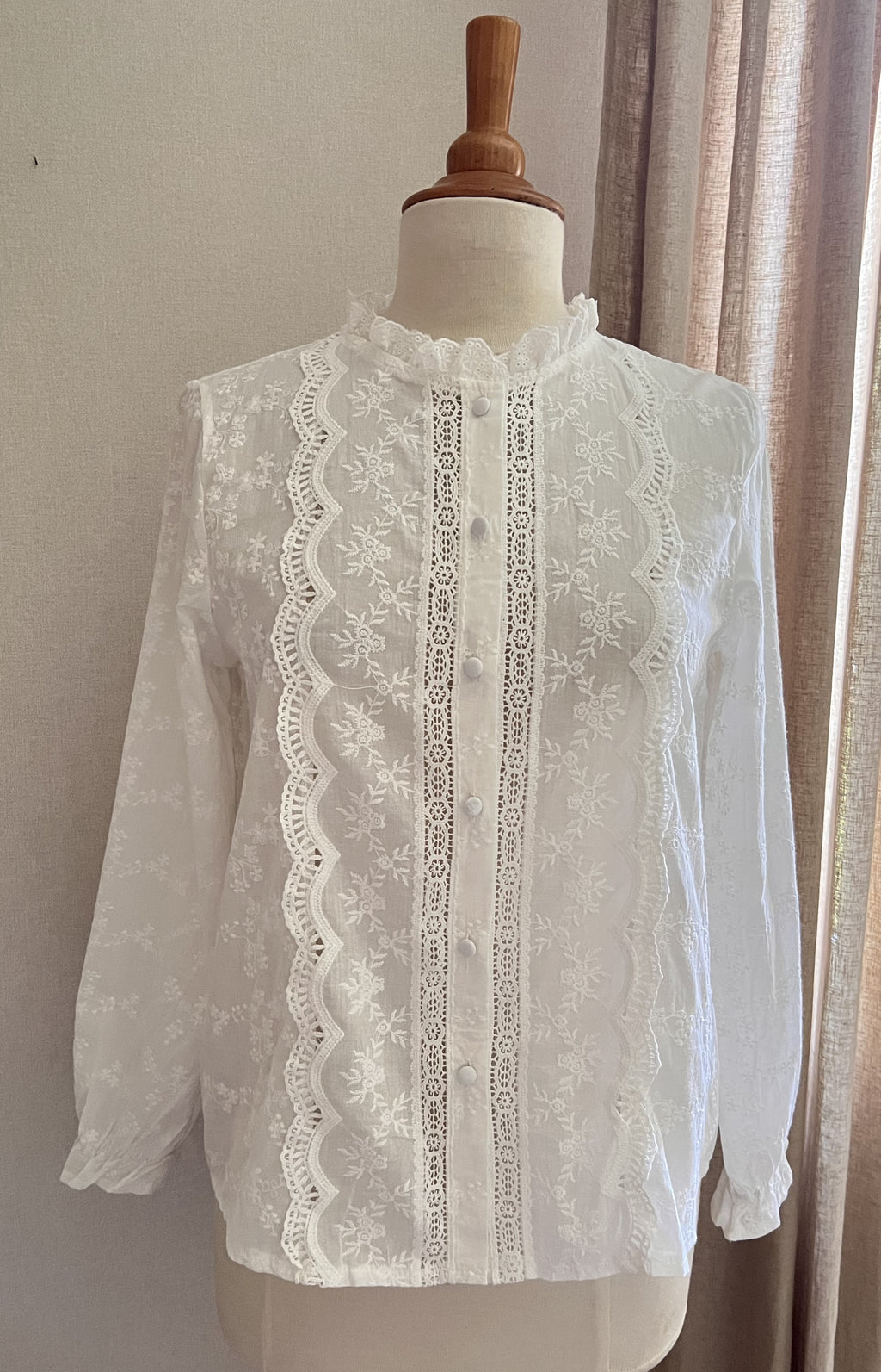 Blouse Gaïa blanche brodée – vue de face, col montant volanté et fermeture boutonnée | Coka Collection