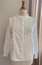 Blouse Gaïa blanche brodée – vue de face, col montant volanté et fermeture boutonnée | Coka Collection