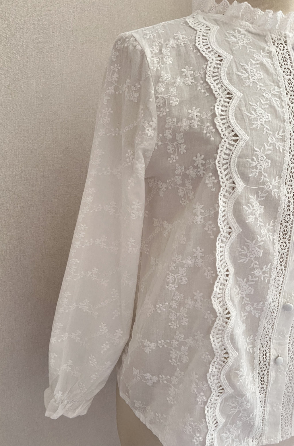 Blouse Gaïa – détail poignets resserrés et manches longues brodées | Coka Collection