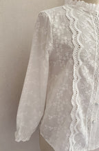 Blouse Gaïa – détail poignets resserrés et manches longues brodées | Coka Collection