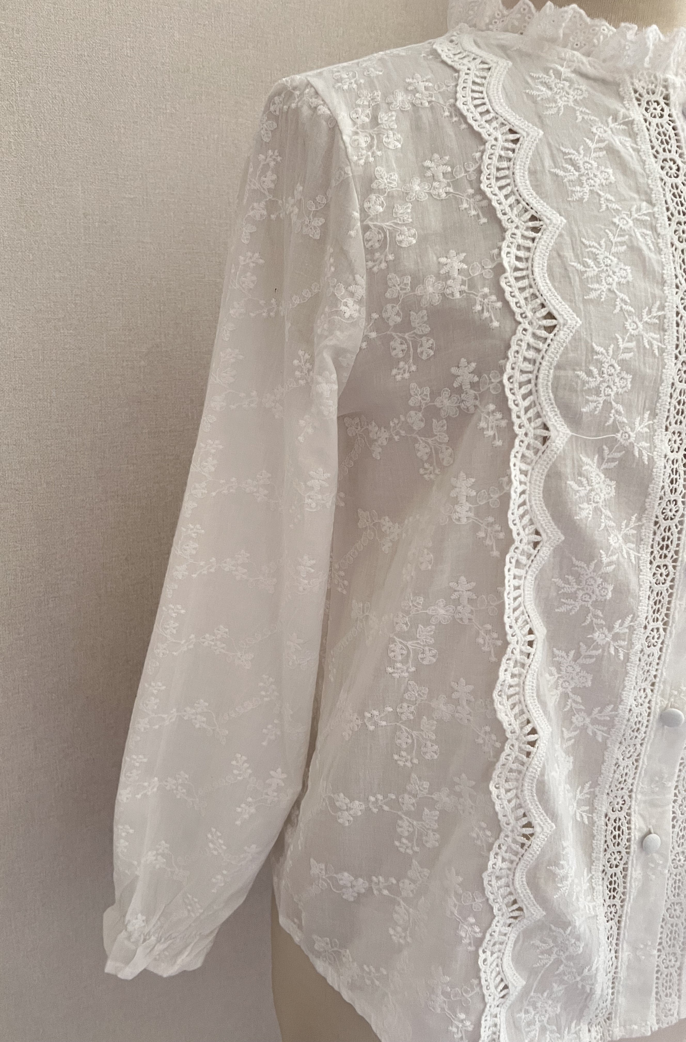 Blouse Gaïa – détail poignets resserrés et manches longues brodées | Coka Collection