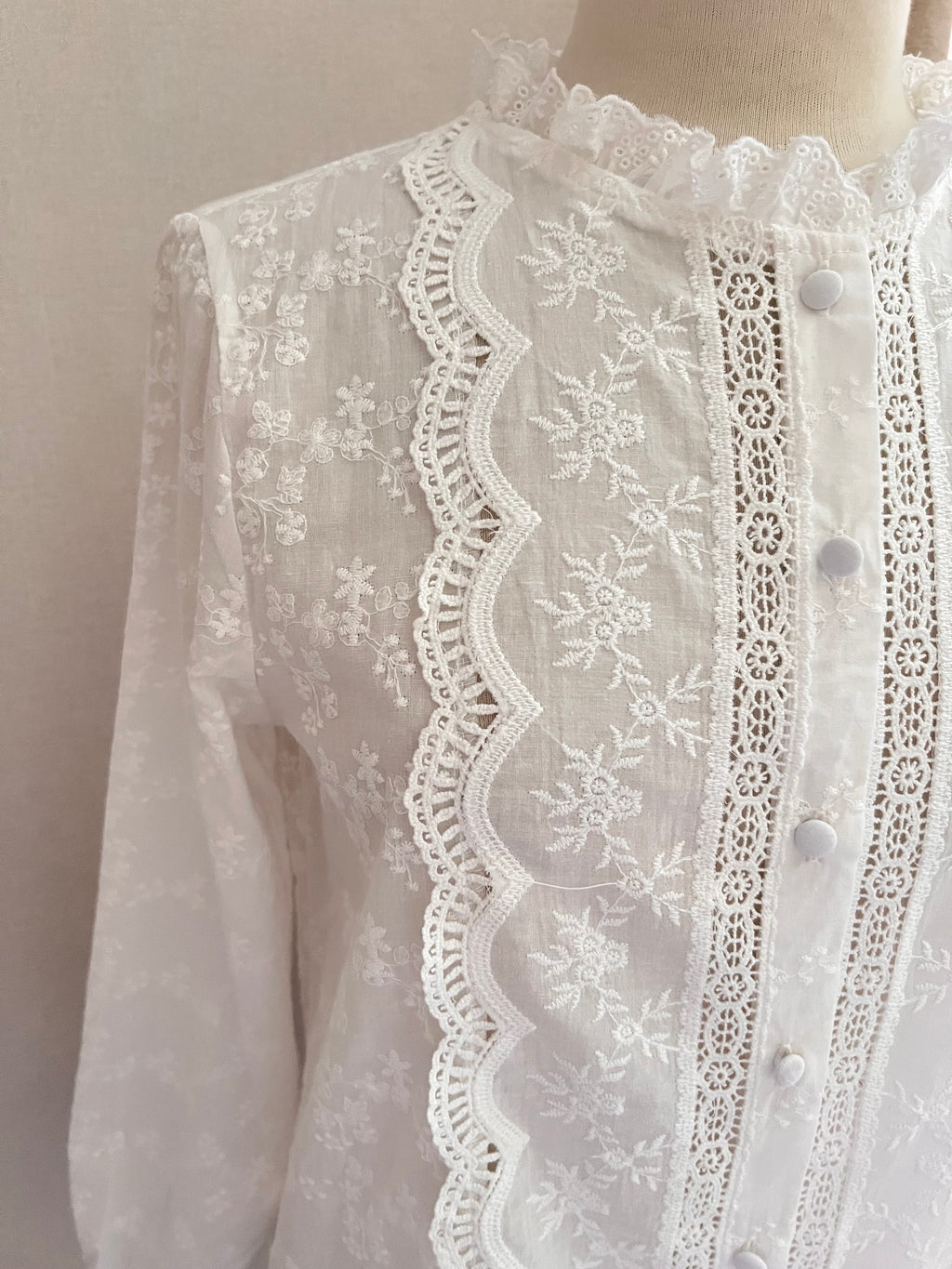 Blouse Gaïa – détail dentelle et broderies sur le devant | Coka Collection
