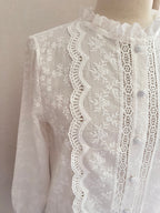 Blouse Gaïa – détail dentelle et broderies sur le devant | Coka Collection