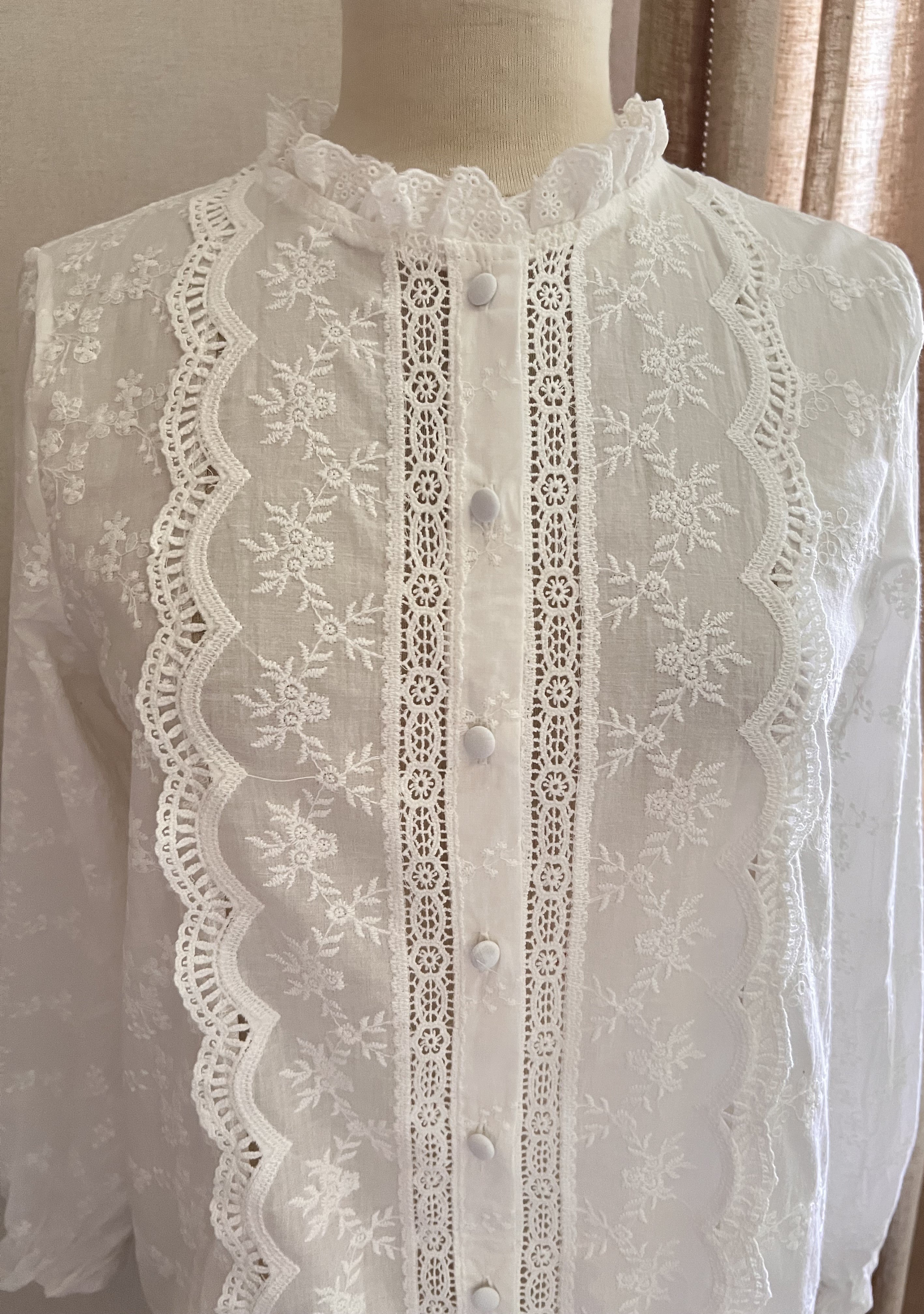 Blouse Gaïa – détail col montant volanté et broderies ajourées | Coka Collection